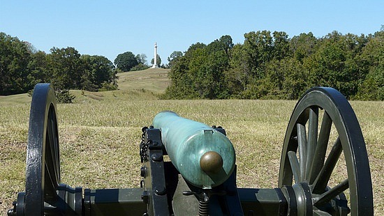 Union cannon aimed at CSA redoubt